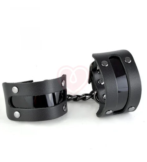 Наручники Пятница чёрные с чёрной лаковой вставкой фото 1