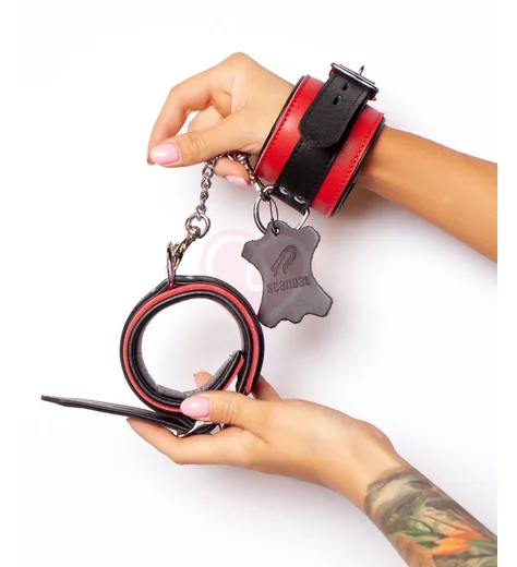 Наручники Scandal из натуральной кожи чёрно-красные фото 1