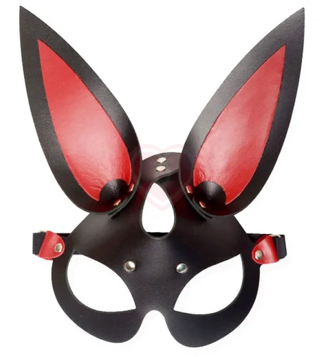 Чёрная маска зайки с красными ушками фото 1