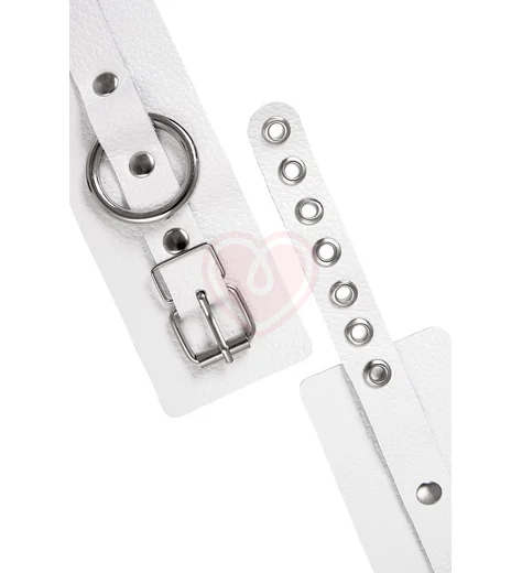 Кожаные наручники с люверсами Pecado BDSM белые фото 5