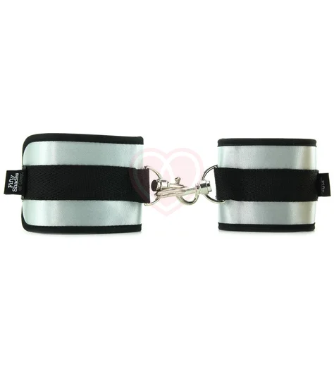 Мягкие атласные наручники '50 оттенков серого' Totally His фото 5