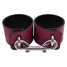 Широкие наручники Лунный Свет на карабине малиновые