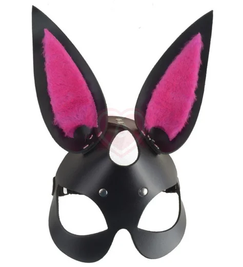 Чёрная маска зайки с пушистыми розовыми ушками фото 1