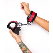 Наручники Scandal из натуральной кожи с кольцами чёрно-красные