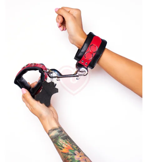 Наручники Scandal из натуральной кожи с кольцами чёрно-красные фото 1