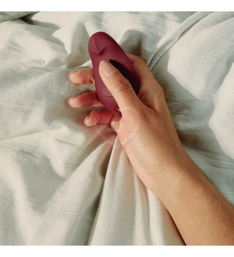 Гибкий мини-вибратор Dame Products Pom бордовый фото 4