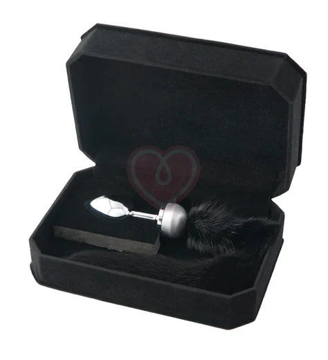 Маленькая металлическая анальная пробка с длинным чёрным хвостом фото 2