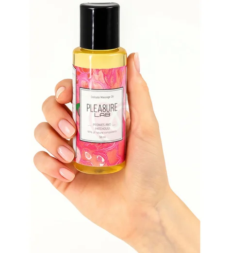 Массажное масло с афродизиаком Pleasure Lab Delicate пионы и пачули 50 мл фото 2