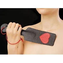 Кожаная хлопалка с сердечком Sitabella чёрная