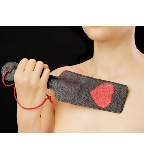 Кожаная хлопалка с сердечком Sitabella чёрная фото 1