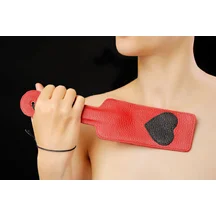 Кожаная хлопалка с сердечком Sitabella красная