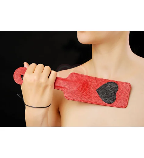 Кожаная хлопалка с сердечком Sitabella красная фото 1