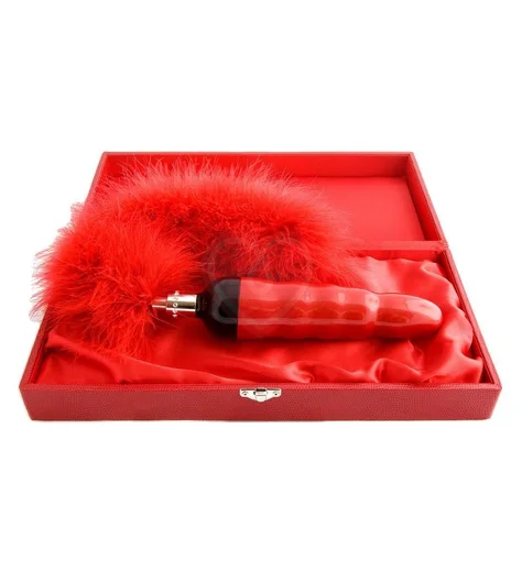 Дизайнерский вибратор с пушистым хвостиком Shiri Zinn Minx красный фото 2