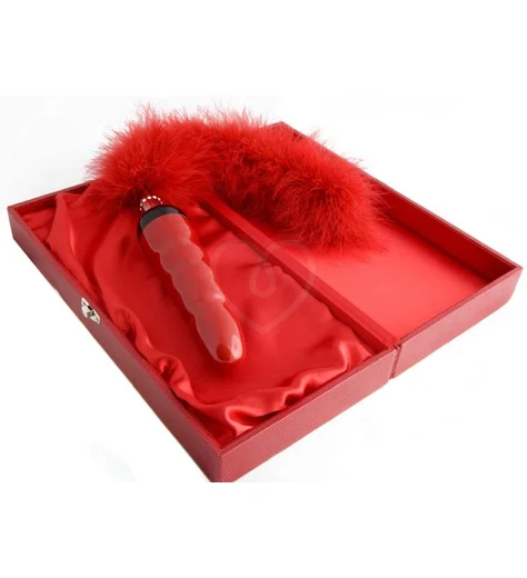 Дизайнерский вибратор с пушистым хвостиком Shiri Zinn Minx красный фото 3