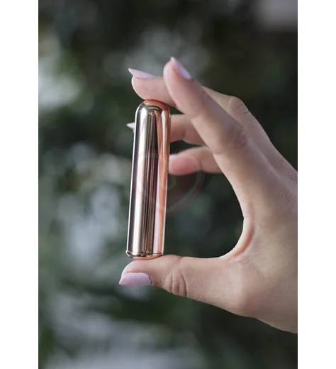 Маленькая вибропуля с двумя насадками Le Wand Bullet розовое золото фото 5