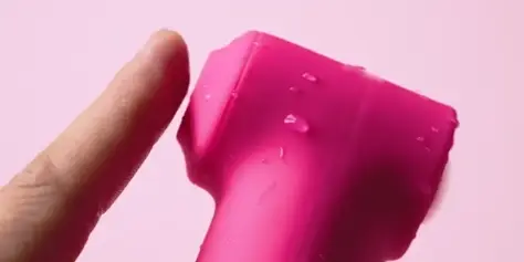 Вакуумный стимулятор клитора с двойной технологией Lovense Fizz розовый фото 9