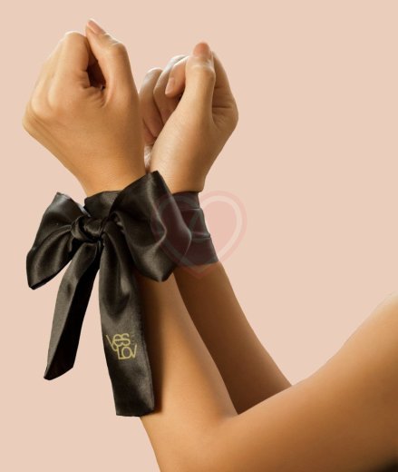Сатиновая повязка YESforLOV Black Satin Blindfold фото 3