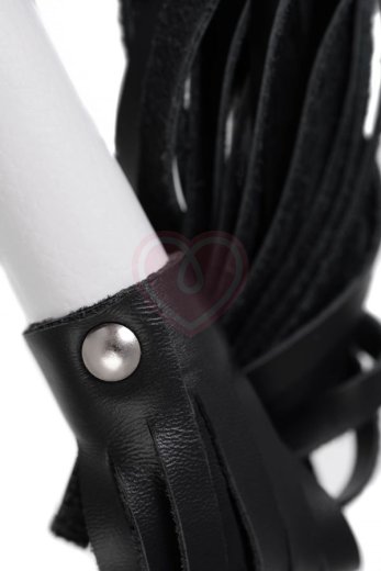 Плетка из натуральной кожи Pecado BDSM 50 см белая с черным фото 4