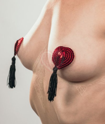 Пэстисы Burlesque Gipsy сердечки из пайеток с длинными кисточками красные с чёрным фото 5